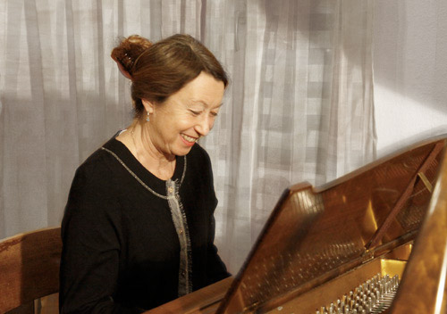 Ellen Herrmann am Klavier Ellen Herrmann am Klavier